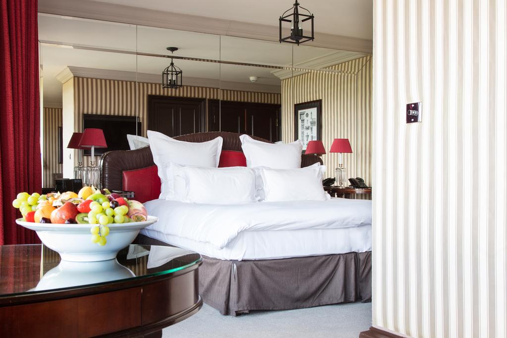 Luxurious room with double bed and fruit bowl